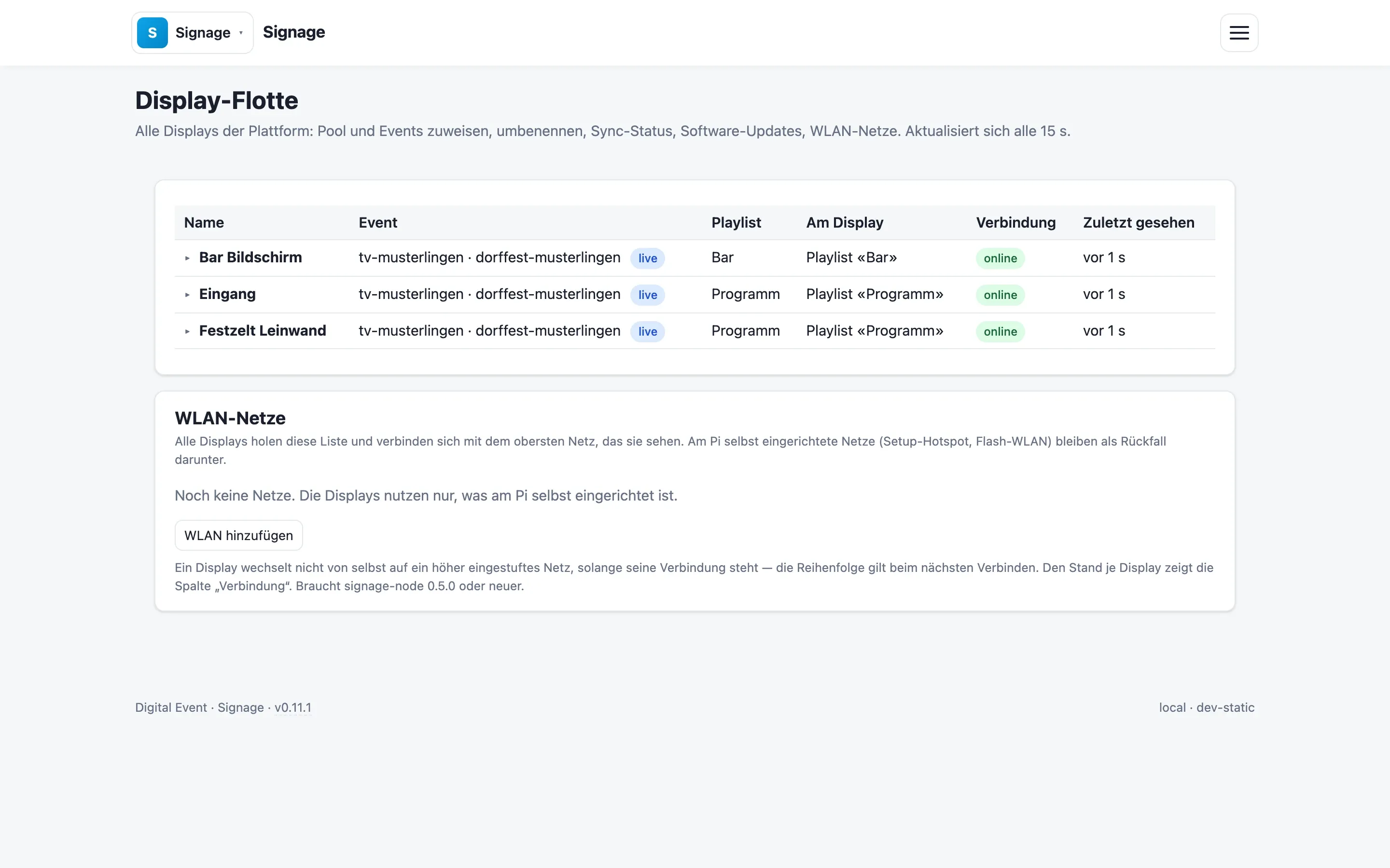 Display-Flotte: drei Bildschirme online, je mit eigener Playlist