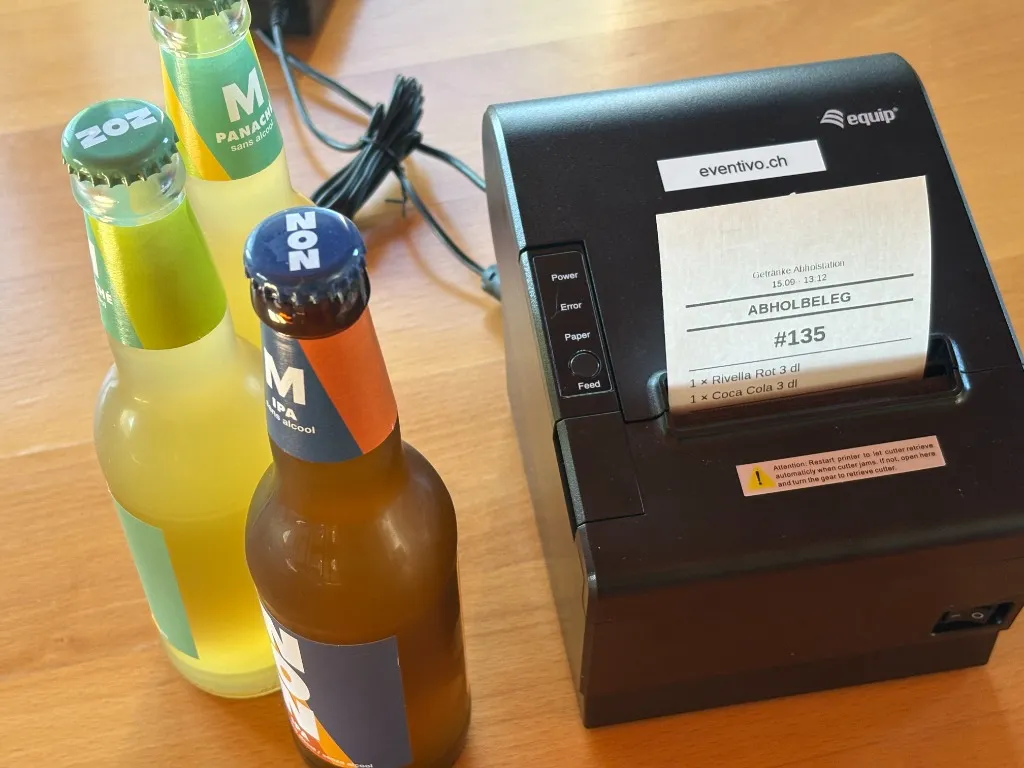 Bondrucker mit kleinem Rechner, ein Bon kommt gerade heraus
